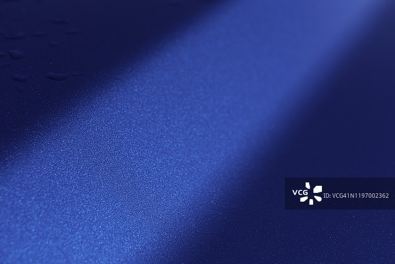 亮蓝色汽车的线条与细节图片素材