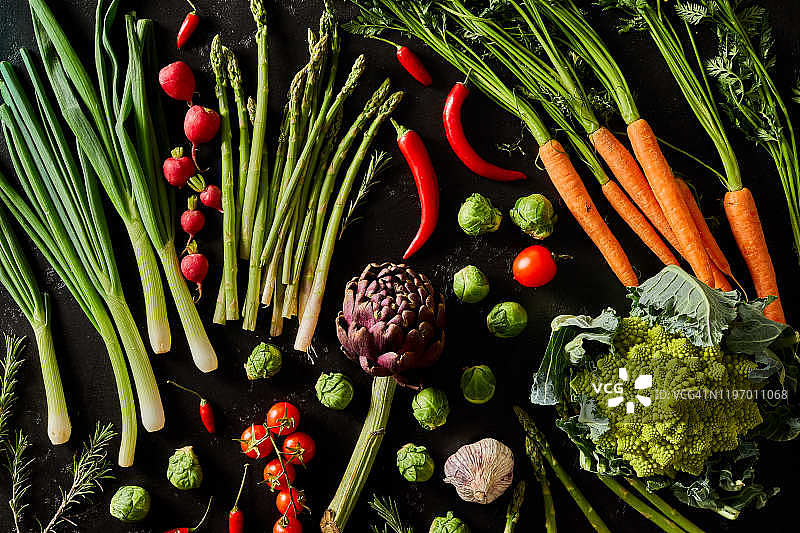 黑色背景上的新鲜有机蔬菜图片素材