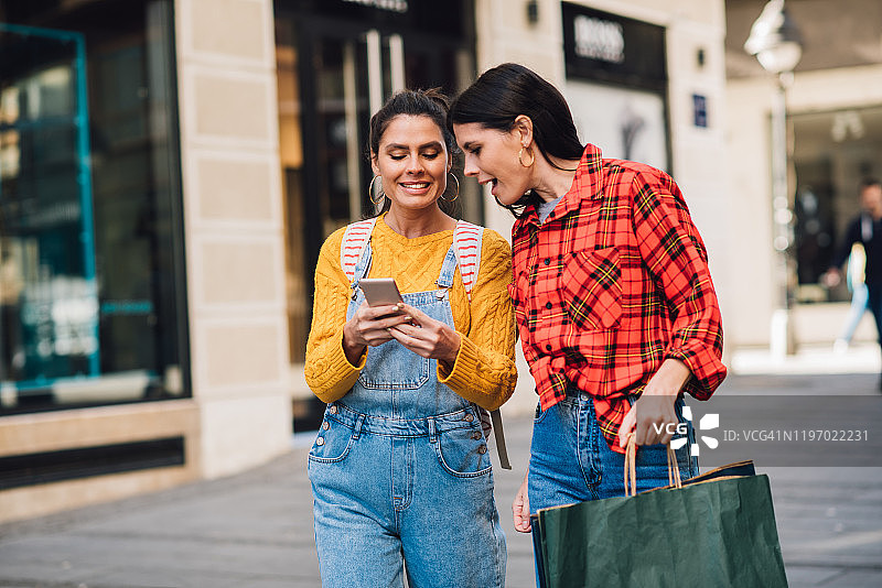 购物的双胞胎图片素材