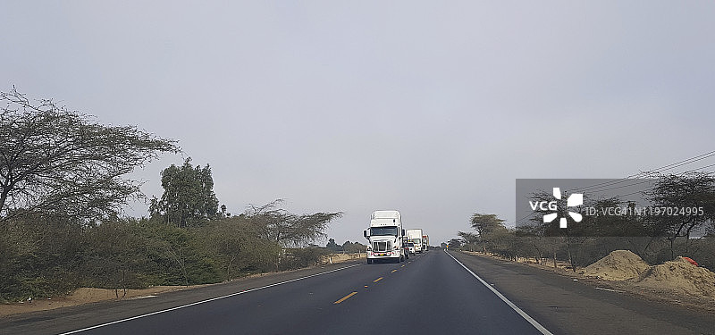 道路上的卡车图片素材