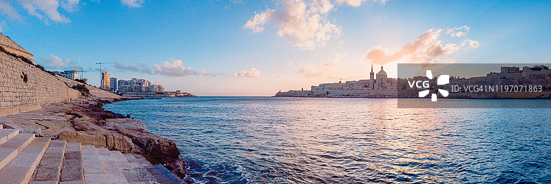 马耳他瓦莱塔卡梅尔山圣母大教堂全景图片素材