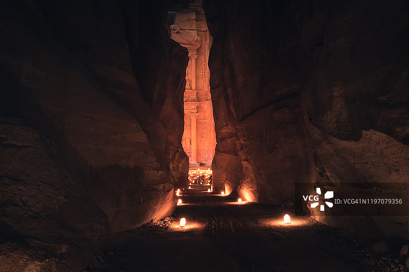 佩特拉之夜特别活动中点燃蜡烛的蛇道，佩特拉古城，约旦瓦迪穆萨图片素材