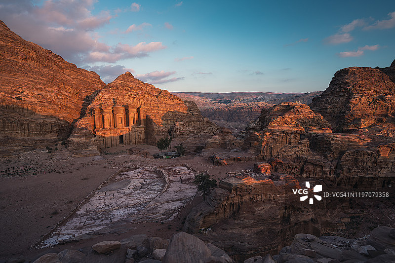 约旦佩特拉古城代尔修道院日落景观图片素材