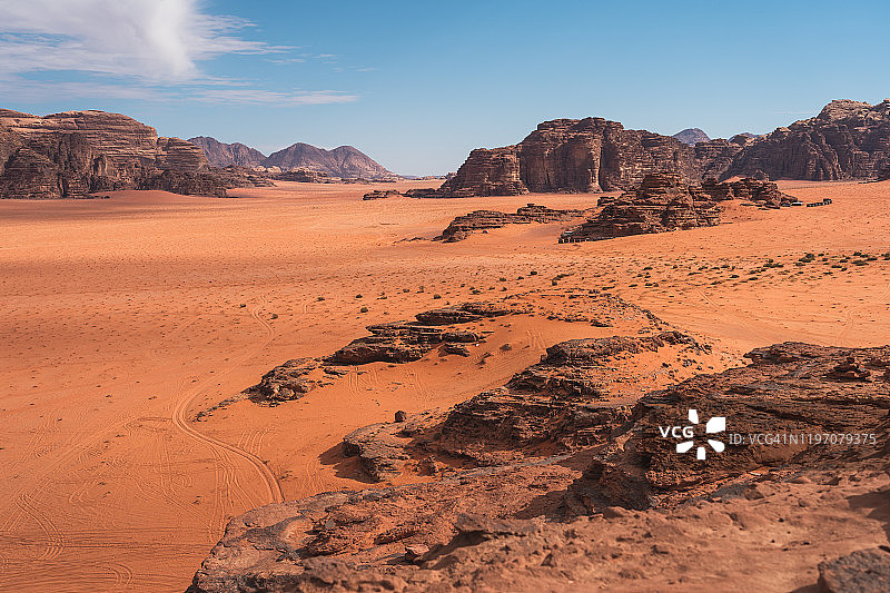 约旦南部红色沙漠瓦迪拉姆沙漠的壮丽景色图片素材
