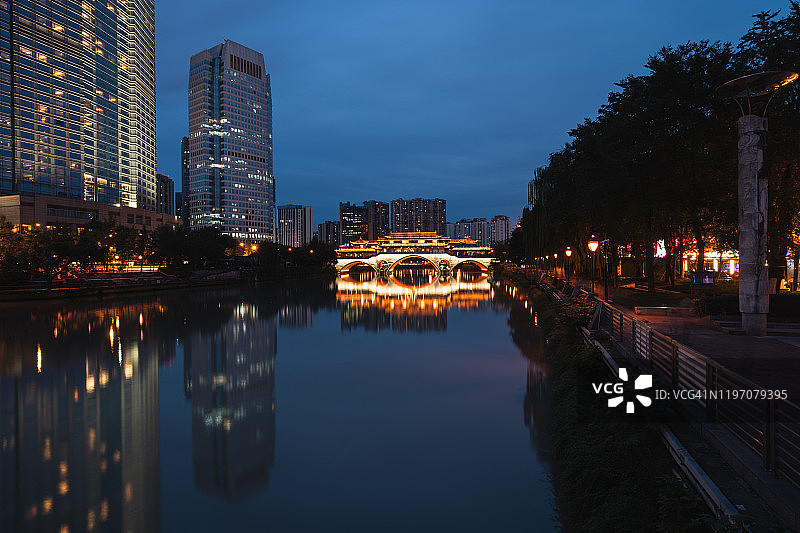 中国四川成都，现代建筑环绕下的安顺桥夜景图片素材