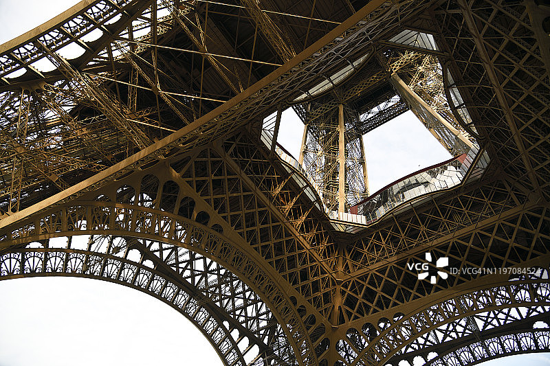 埃菲尔铁塔之下图片素材