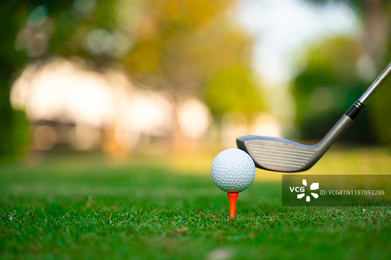 高尔夫运动：高尔夫球杆和球，准备击球图片素材