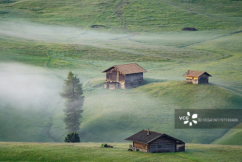 意大利多洛米蒂山脉休斯高原日出时的迷雾景色图片素材