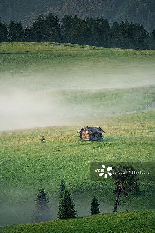 意大利多洛米蒂山脉休斯高原日出时的迷雾景色图片素材