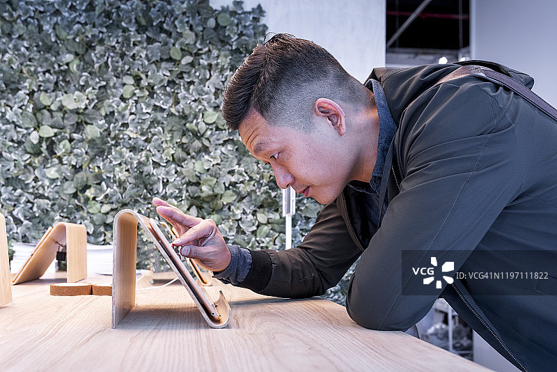 亚洲男人使用数位平板电脑图片素材