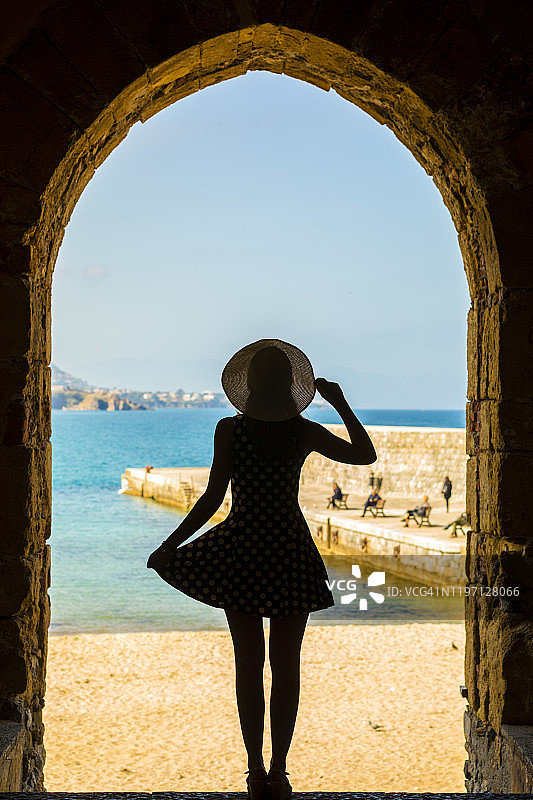 意大利西西里岛切法卢小海滩拱门景观图片素材