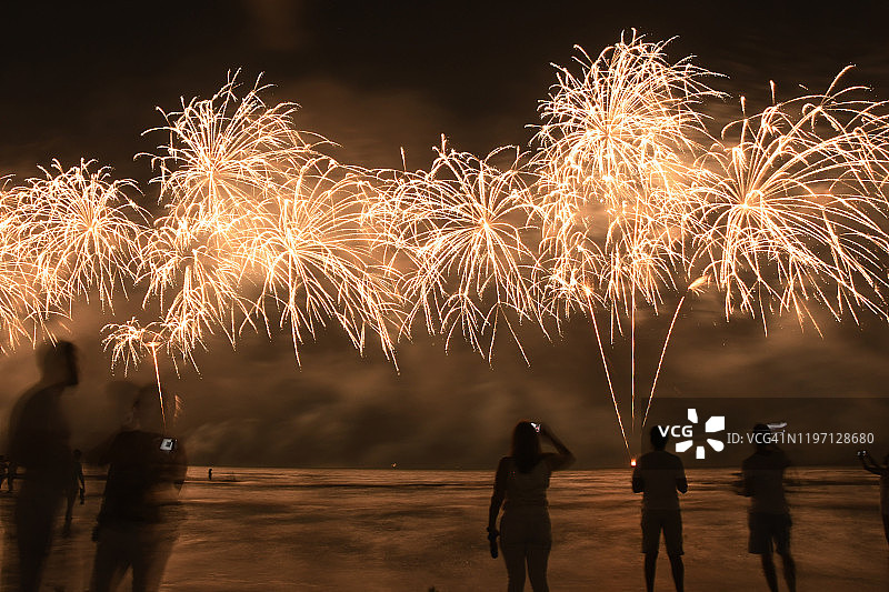 海滩烟花表演图片素材