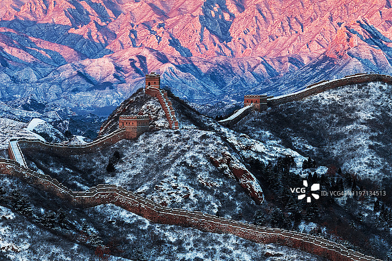 日照金山下的中国长城雪景图片素材