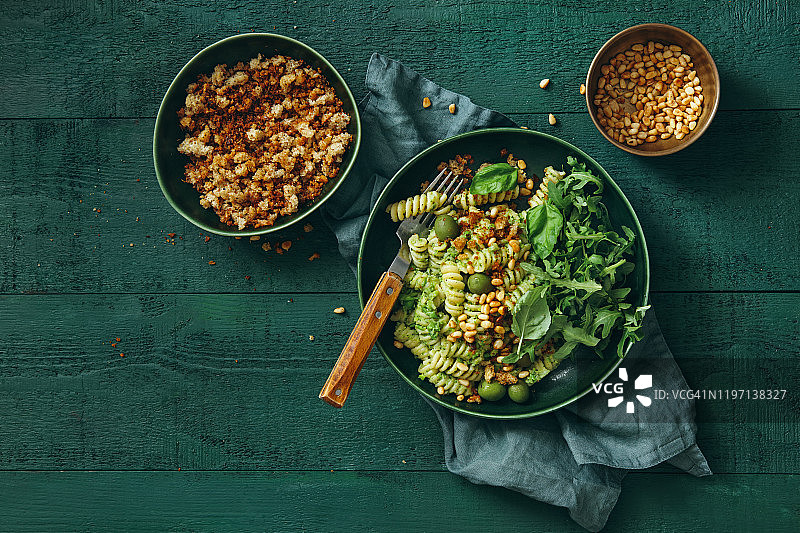 西兰花意式香蒜酱夏季素食意面沙拉图片素材