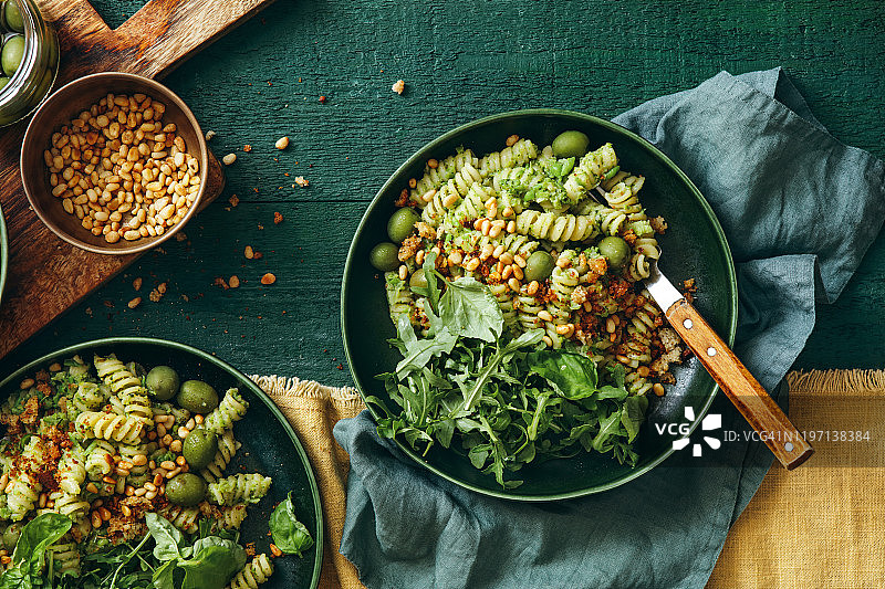 西兰花意式香蒜酱夏季素食意面沙拉图片素材