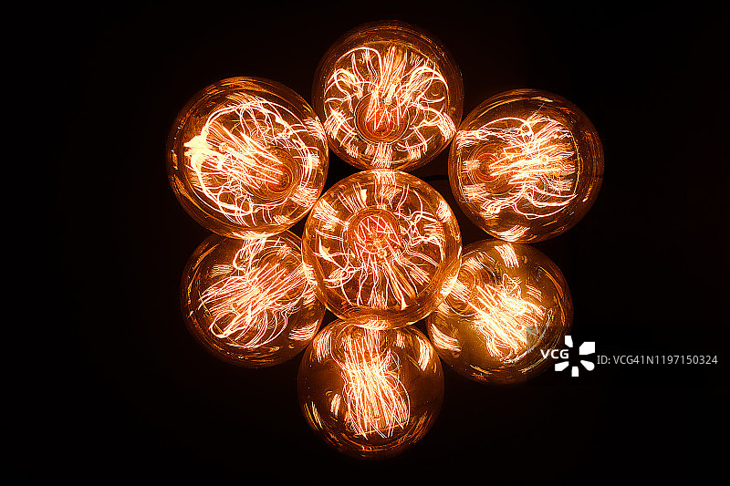 深色背景下的复古爱迪生玻璃灯图片素材