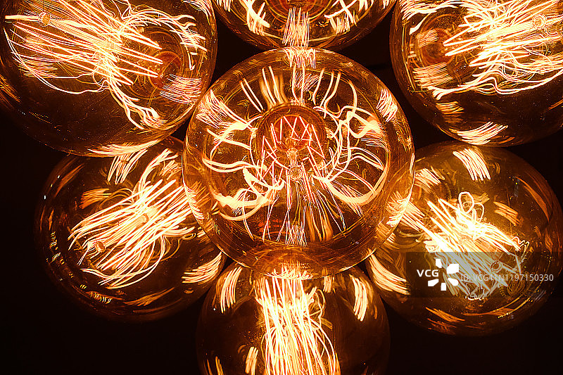 深色背景上的复古爱迪生玻璃灯泡特写图片素材