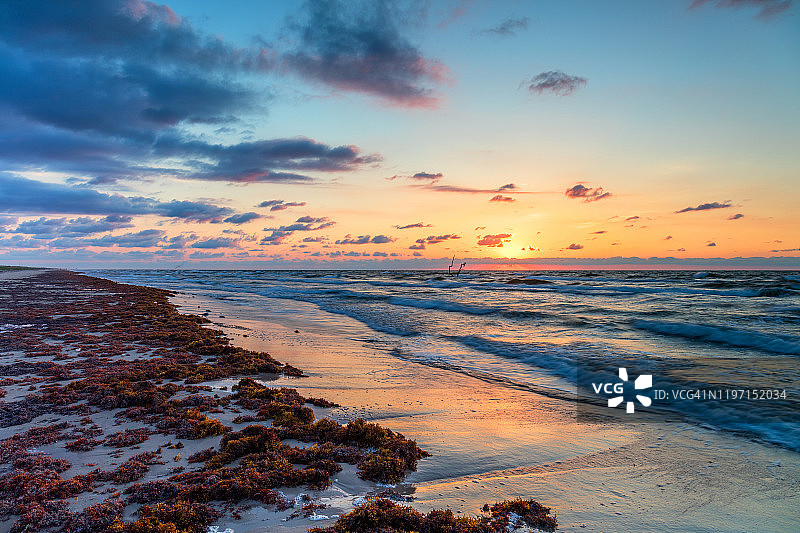 六月海滩日出图片素材