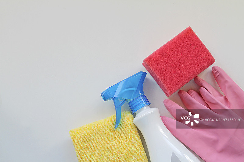 白色背景上的房屋清洁用品图片素材