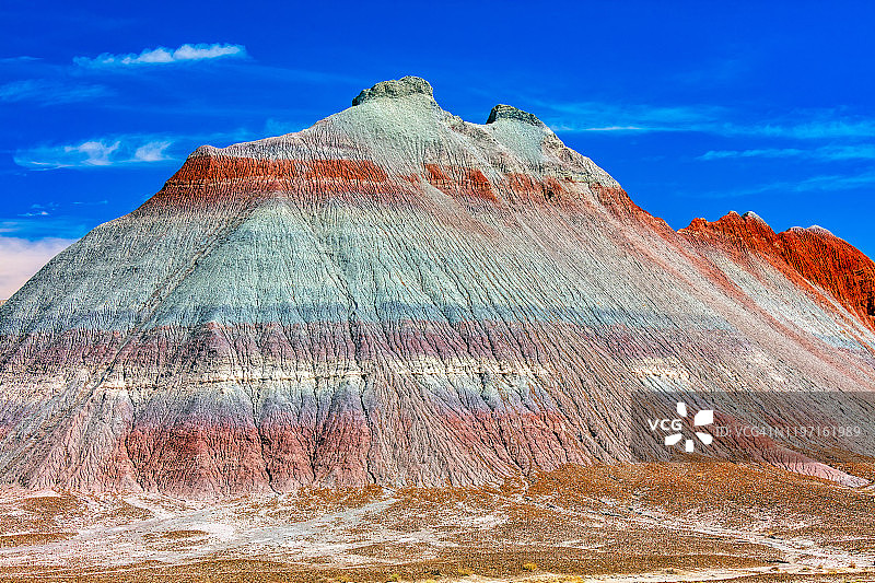 石化林国家公园中圆锥形帐篷的侵蚀与色彩图片素材