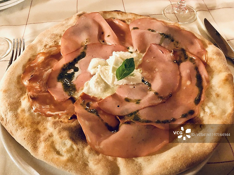 意大利香肠和水牛奶酪披萨图片素材