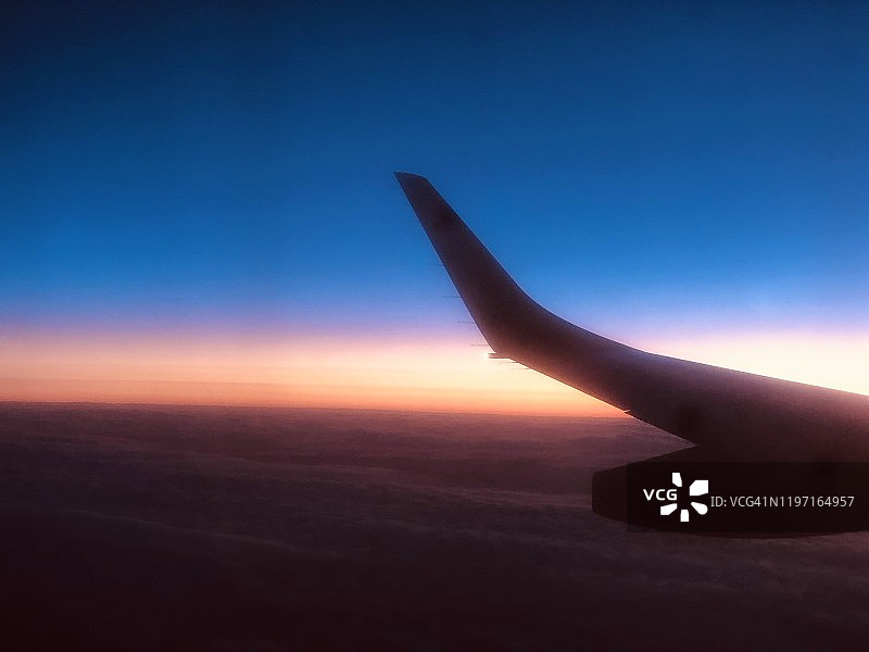 从飞机座位看到的日落图片素材