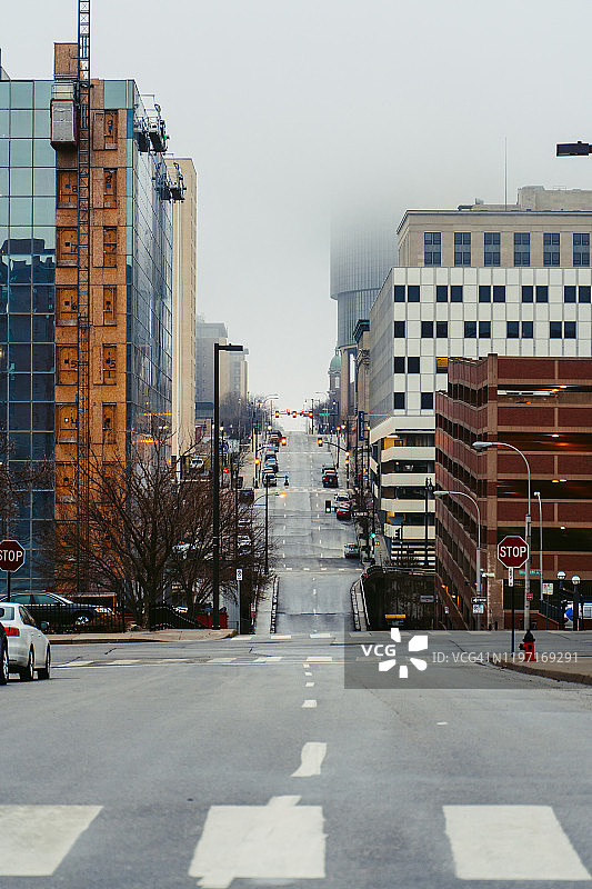 雾蒙蒙的早晨塔图片素材