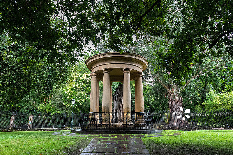 比斯开议会大厦中的格尔尼卡“老树”树干图片素材