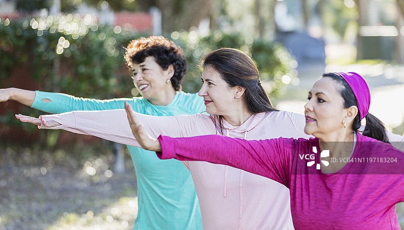 三位西班牙裔妇女一起练习太极图片素材