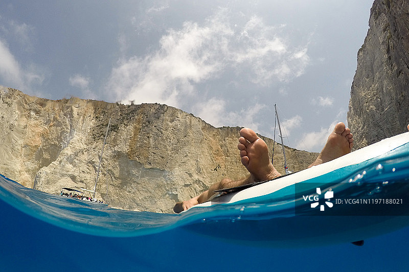 在立式桨板上的男人图片素材