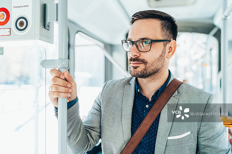 乘坐公共交通工具去上班图片素材