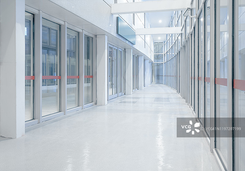 现代办公楼白色走廊图片素材