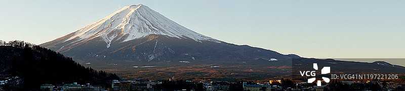 冬季日本河口湖的富士山图片素材