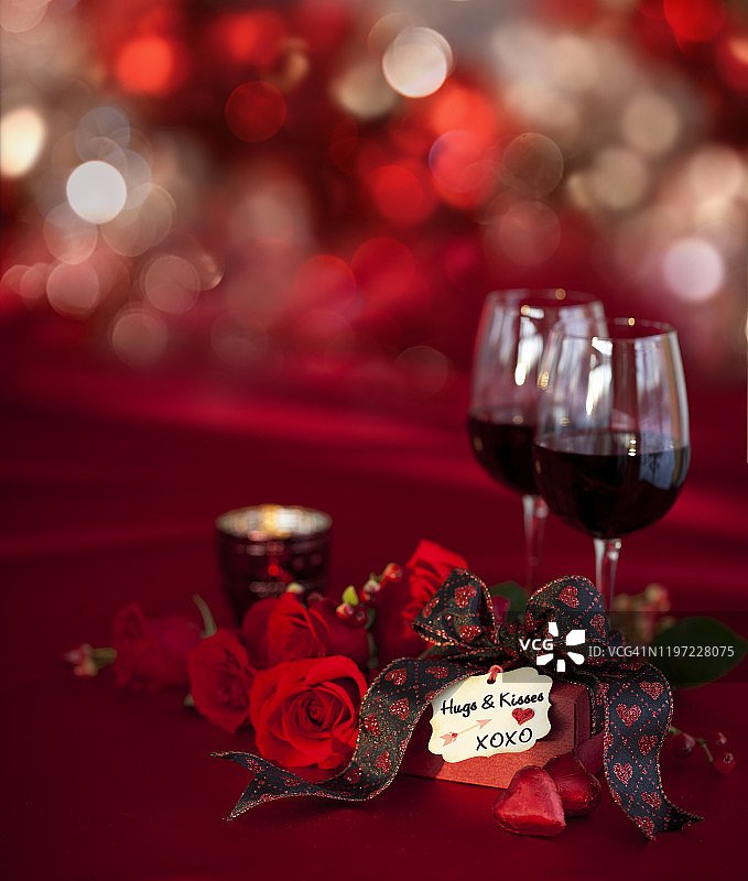 情人节红玫瑰红酒礼品虚化灯光背景图片素材
