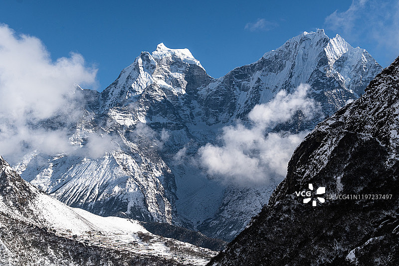 尼泊尔塔梅村和Thamserku峰的远景图片素材