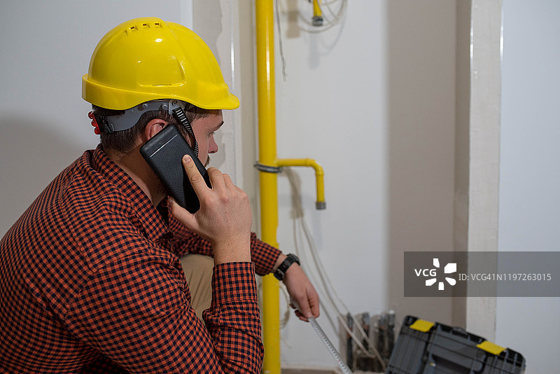 煤气公司员工正在打电话图片素材