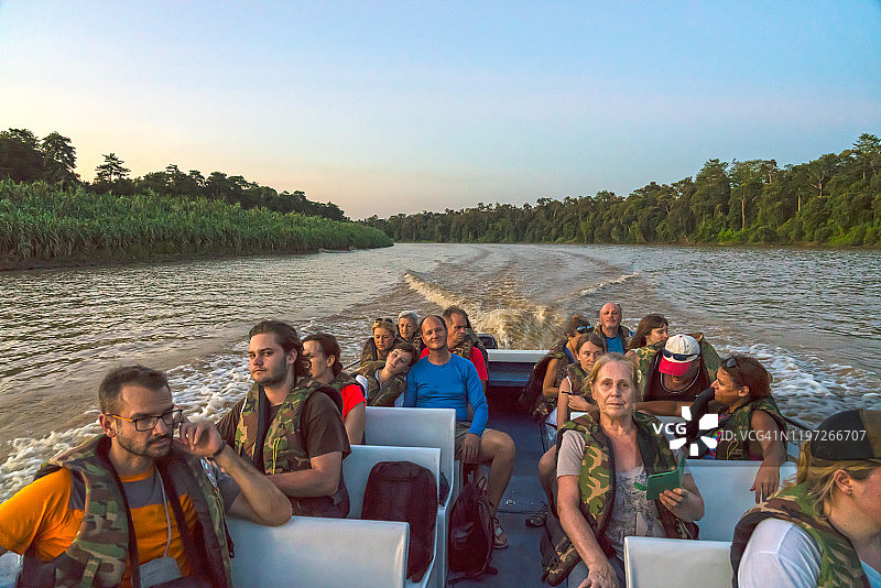 游客在基纳巴唐岸河享受旅程图片素材
