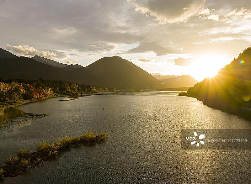 日落时分的西尔文施泰因水库图片素材