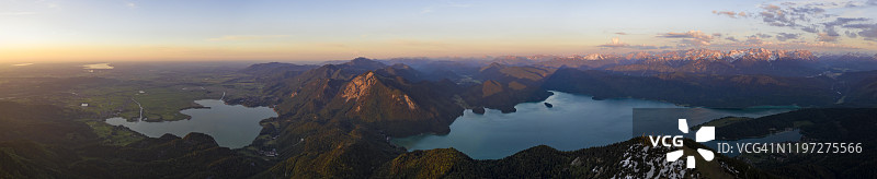 山脉全景，从赫尔佐格stand到科切尔湖、瓦尔兴湖、约赫贝格和阿尔卑斯山麓和山脉的景色，日落，阿尔卑斯山，上巴伐利亚，巴伐利亚，德国图片素材