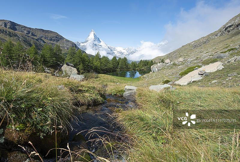 被雪覆盖的马特宏峰，瓦莱州格林迪伊湖的山涧，瑞士图片素材