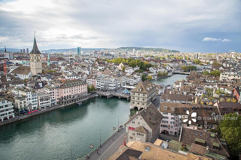 瑞士苏黎世景色，圣彼得教堂和利马特河图片素材