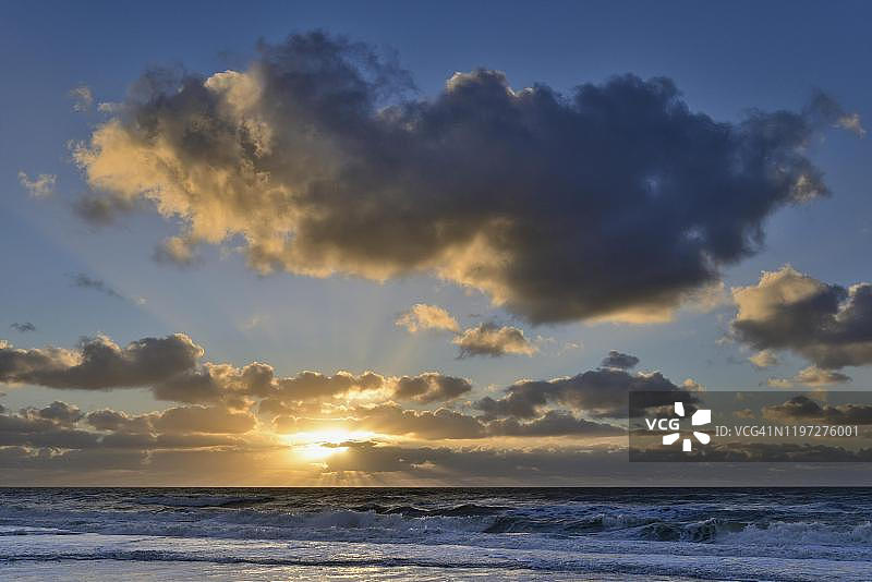 德国叙尔特岛北海积云蓝天日落图片素材
