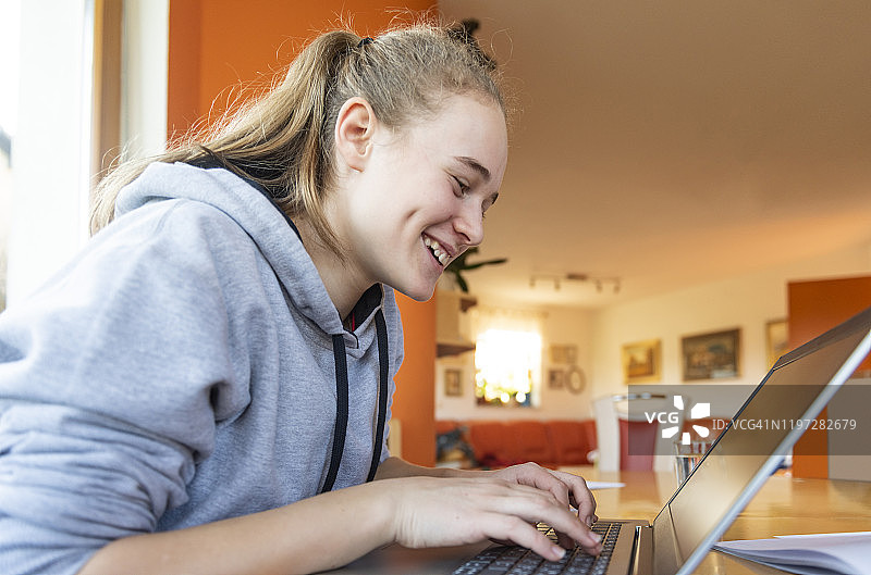 使用笔记本电脑的少女图片素材