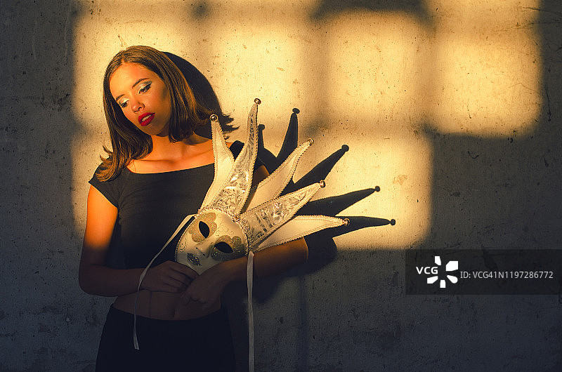 戴着狂欢节面具的女人图片素材