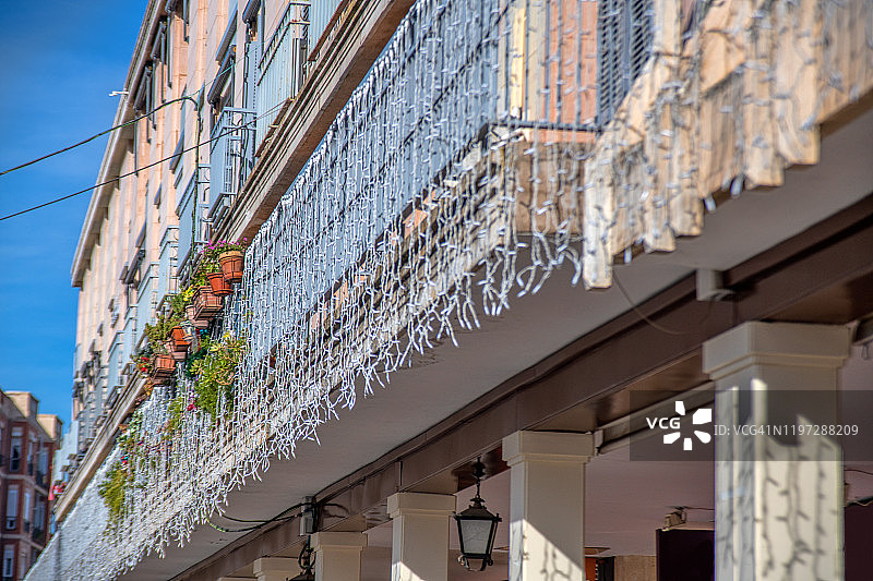 阳台上悬挂的圣诞灯图片素材