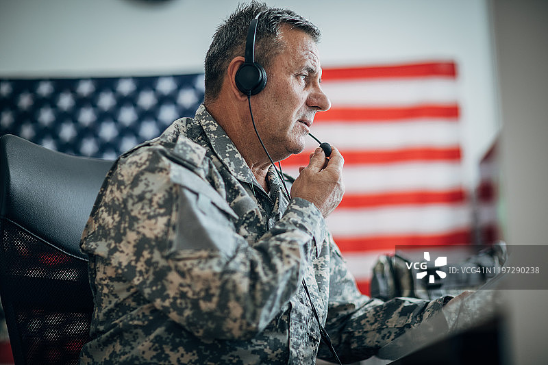 使用耳机和麦克风的年长士兵图片素材