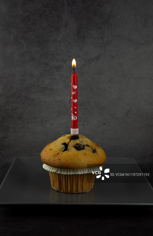 生日纸杯蛋糕与巧克力图片素材