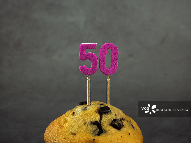 50岁生日蛋糕蜡烛，带巧克力碎图片素材