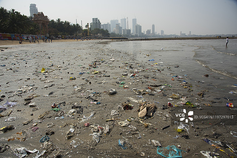 孟买海滩垃圾遍地，污染严重图片素材