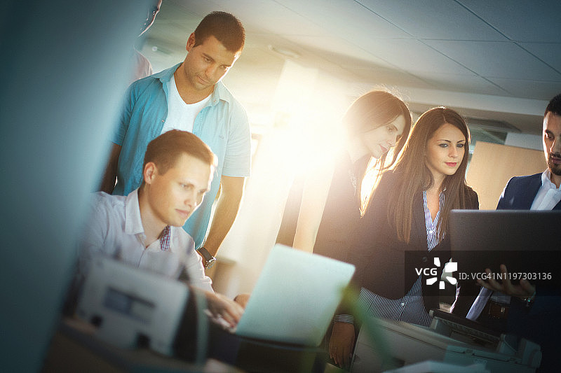 软件开发工程师正在测试手机App。图片素材